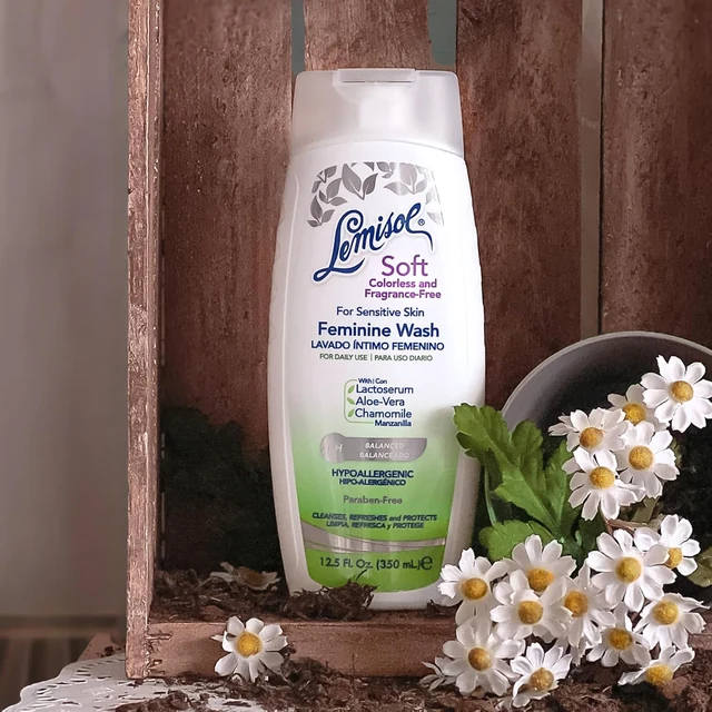 Lemisol Soft fragrance-free bottle with chamomile flowers